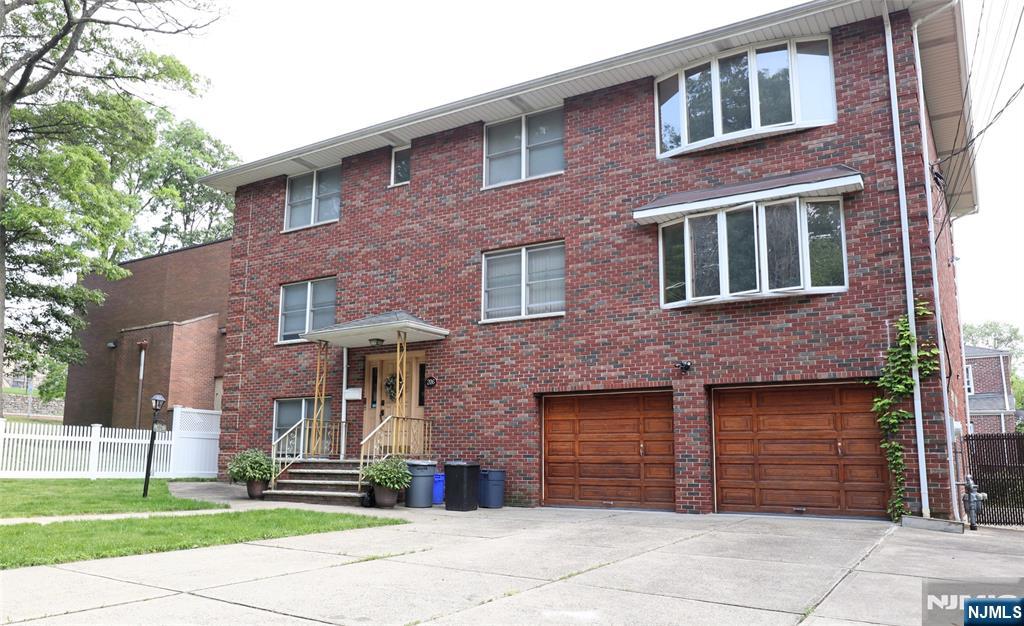 Rental Property at 206 New York Ave 2, Fort Lee, New Jersey - Bedrooms: 3 
Bathrooms: 2 
Rooms: 6  - $3,500 MO.