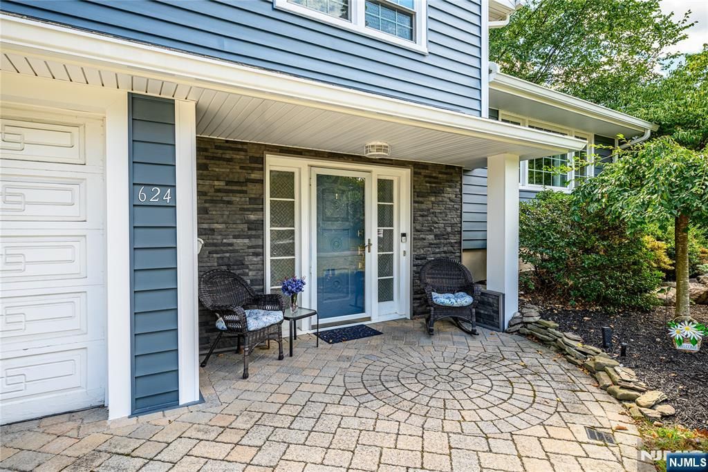 Photo of 624 West Drive, Paramus, NJ 07652 (MLS # 26001326)