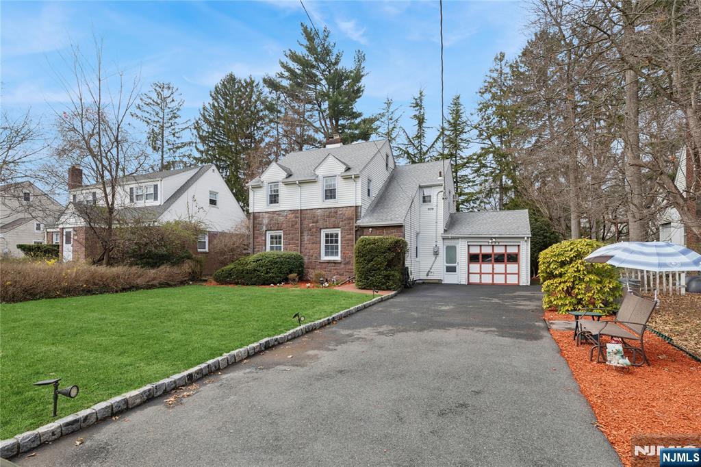 1372 River Road, Teaneck, New Jersey - 3 Bedrooms  
4 Bathrooms  
7 Rooms - 