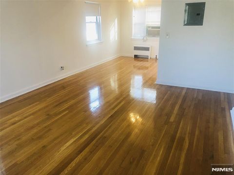 Photo of 460 Clubway Ave #43, Hackensack, NJ 07601 (MLS # 25042370)
