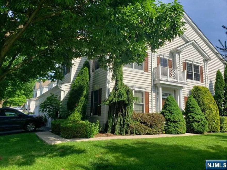 Magnificent, impeccable 3 level ( Hemswell, Biggest & Most spacious Model ). 2 fireplaces, gourmet eat-in kitchen w/granite counters & SS GE appliances. Approx 2850 sq.ft of luxury living spaces & addt'l approx 1400 sq.ft in finished basement w/high ceiling. Oversized master suite w/sitting area & Jacuzzi tub. NYC Bus at the gate ( Easy 25 minute commute to NYC ). Beautifully maintained & well kept. Immaculate and very spacious end unit. GATED COMMUNITY.
