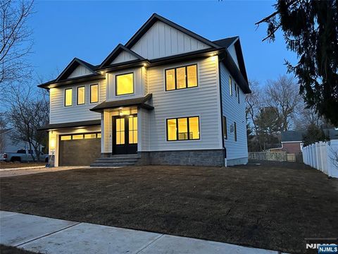 MLS: 25007159
