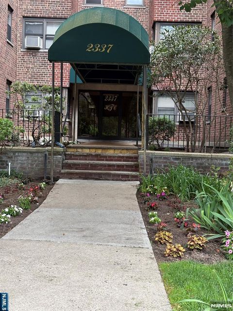 Photo of 2337 Hudson Ter #B10, Fort Lee, NJ 07024 (MLS # 26018000)