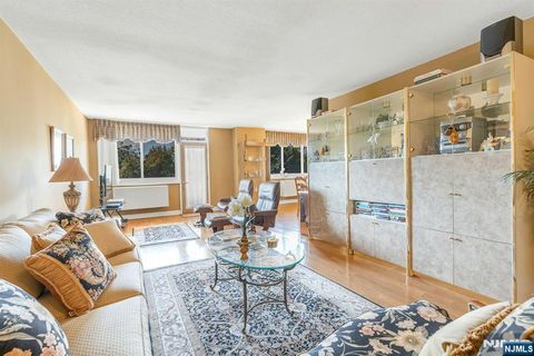 Photo of 2150 Center Avenue #6D, Fort Lee, NJ 07024 (MLS # 25035414)