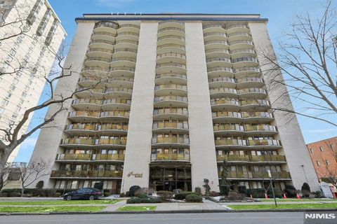 Photo of 150 Overlook Avenue #7F, Hackensack, NJ 07601 (MLS # 26015185)