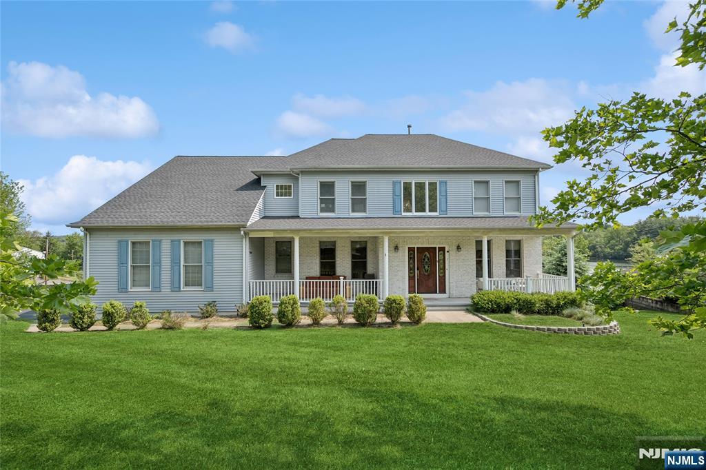 7 Cranberry Court, North Haledon, New Jersey - 5 Bedrooms  
3 Bathrooms  
9 Rooms - 