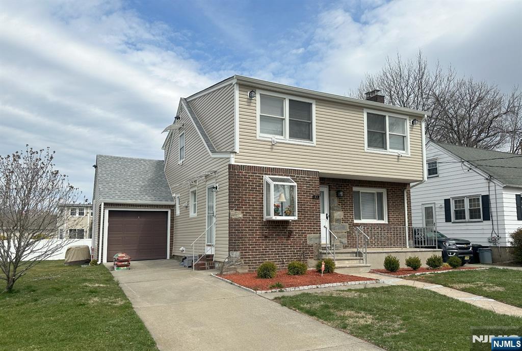 64 Madison Ave, Rochelle Park, New Jersey - 5 Bedrooms  
2 Bathrooms  
9 Rooms - 