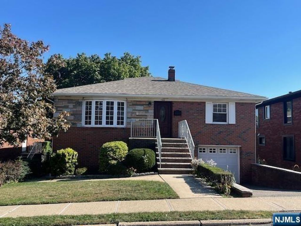 Photo of 1106 Keswick Place, Fort Lee, NJ 07024 (MLS # 25031203)
