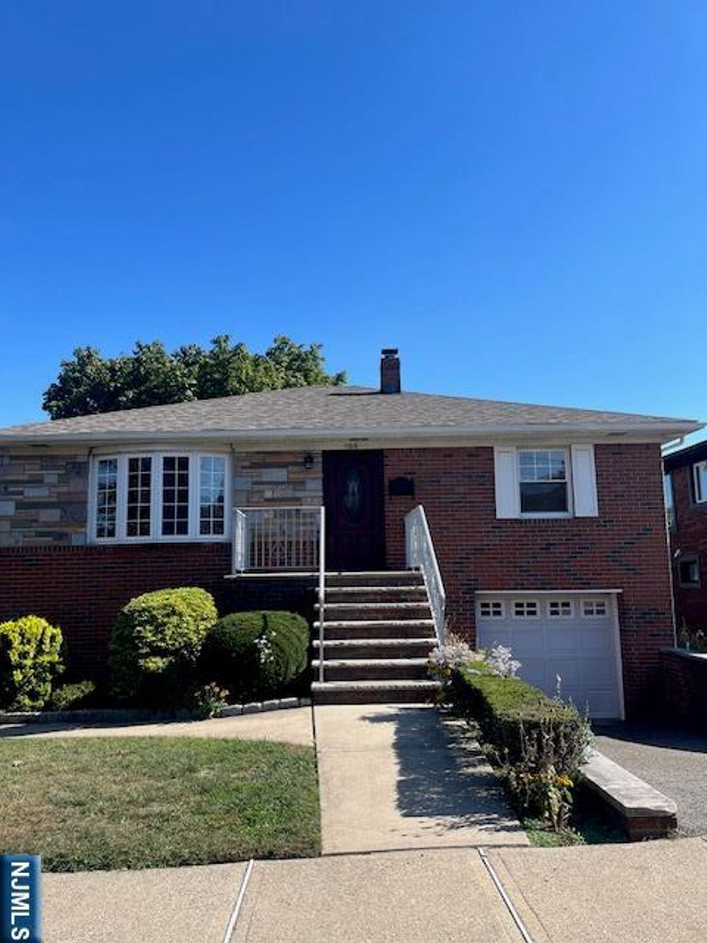 Photo of 1106 Keswick Place, Fort Lee, NJ 07024 (MLS # 25031203)