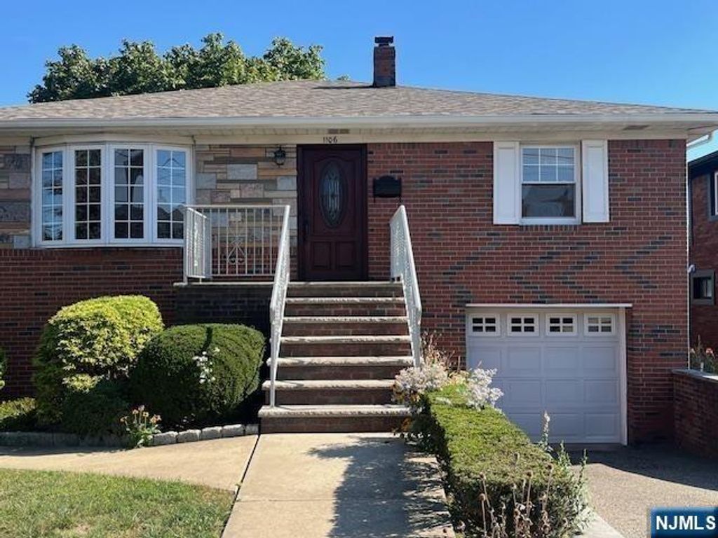Photo of 1106 Keswick Place, Fort Lee, NJ 07024 (MLS # 25031203)