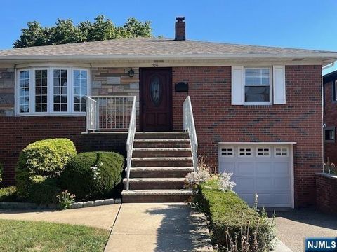 Photo of 1106 Keswick Place, Fort Lee, NJ 07024 (MLS # 25031203)