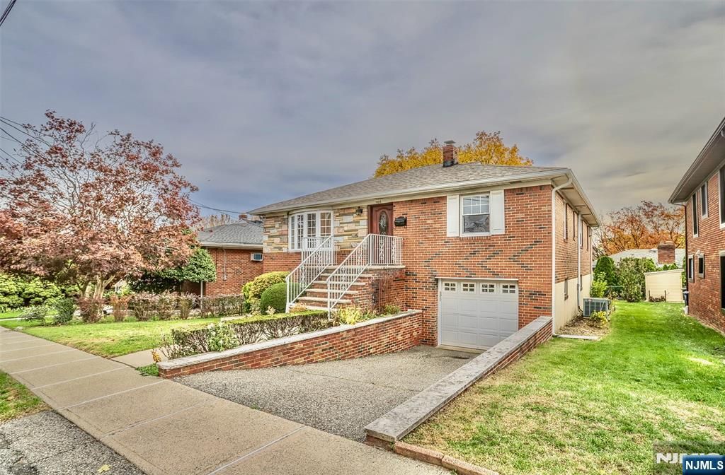 Photo of 1106 Keswick Place, Fort Lee, NJ 07024 (MLS # 25031203)