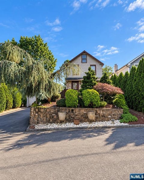 Photo of 4 Montville Avenue, Montville Township, NJ 07045 (MLS # 26034835)