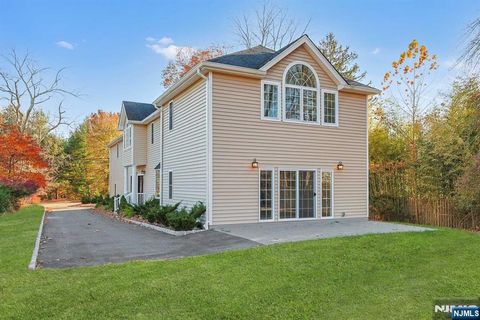 MLS: 25007513