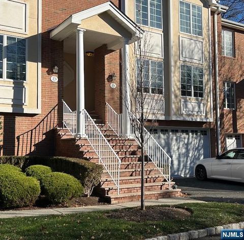 Photo of 25 Skymark Ct, Upper Saddle River, NJ 07458 (MLS # 25041750)