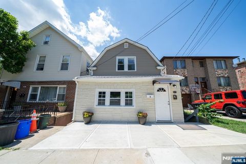 Photo of 2033 Edwin Ave #1, Fort Lee, NJ 07024 (MLS # 26002087)