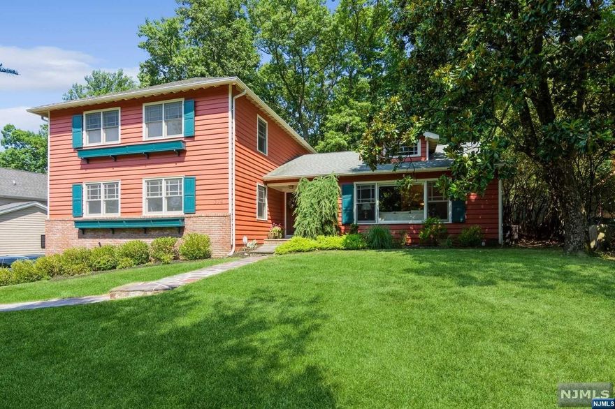 beautiful 4B/4.5B house locates in a forest like neighborhood. Open floor plan design, let in plenty of natural light through out the year. Easy access to the main st, schools and shopping. 14' height ceiling at the reception room, walking closet and dressing room in the master bedroom. Extra storage room available for organizing space.