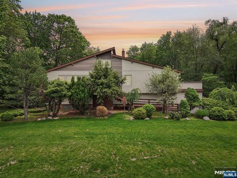12 Lenape Trail Upper Saddle River NJ 07458
