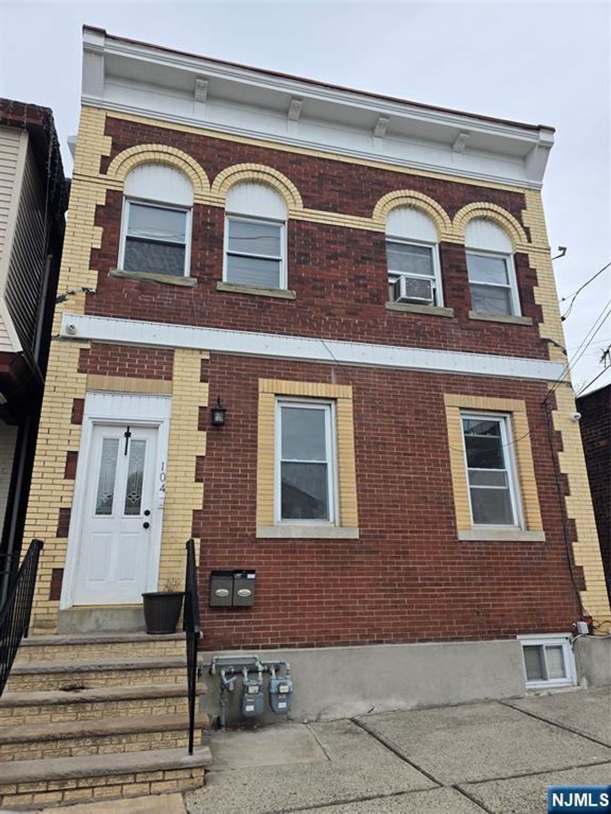 This 2-bedroom second-floor unit in Garfield has everything you need. Enjoy a generous layout featuring a kitchen, living room, and the convenience of off-street parking. Natural light fills the space, creating a warm and welcoming atmosphere. With easy access to local shops, parks, and transportation, this is a comfortable and well-located place to call home. Fully renovated it.