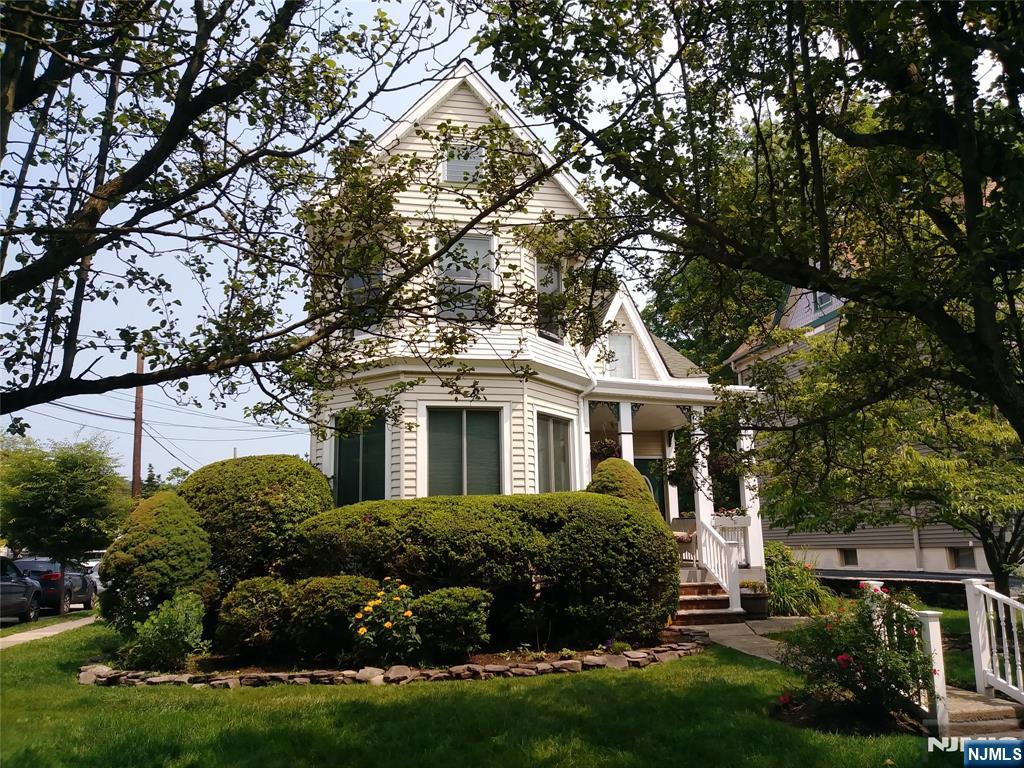 81 Rea Avenue, Hawthorne, New Jersey - 4 Bedrooms  
2 Bathrooms  
8 Rooms - 