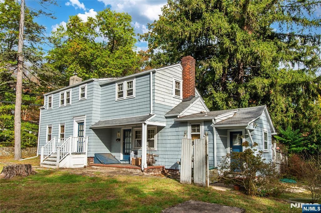 Photo of 723 W Crescent Avenue, Allendale, NJ 07401 (MLS # 25036951)