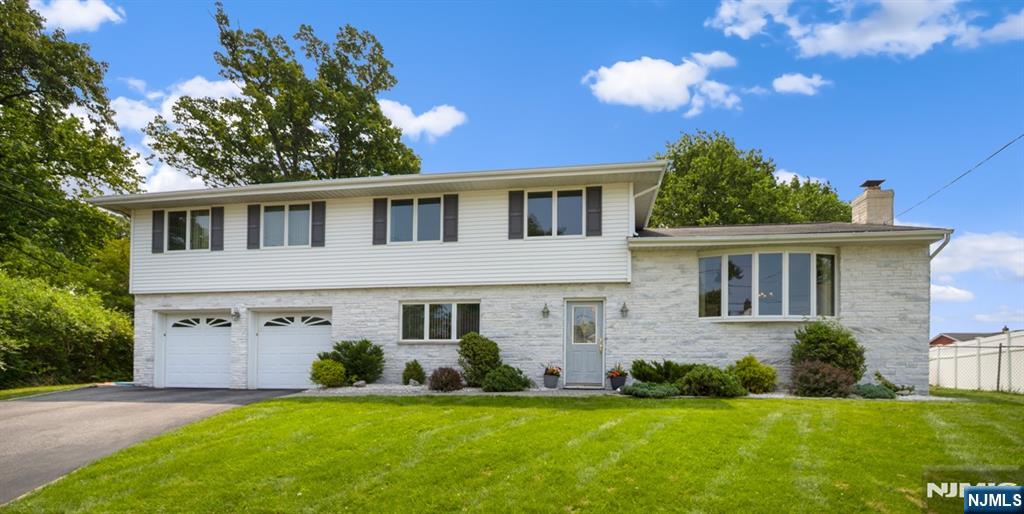 Property for Sale at 16 Craig Court, Totowa, New Jersey - Bedrooms: 4 
Bathrooms: 3 
Rooms: 9  - $935,500