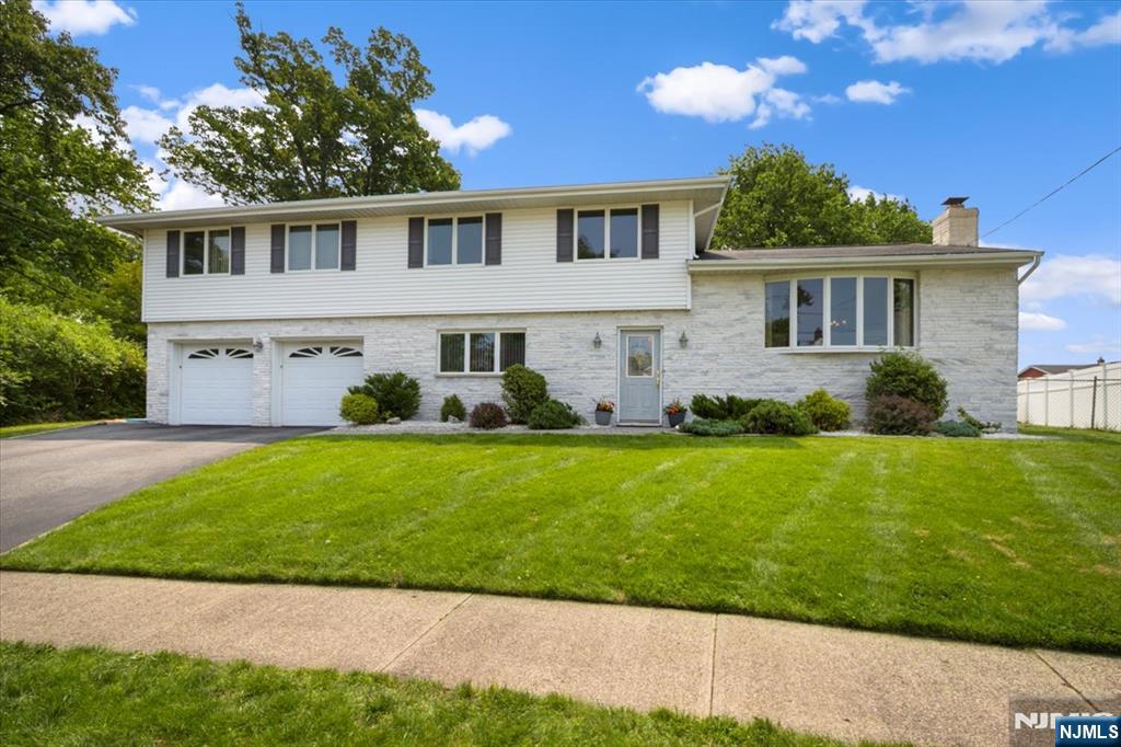 16 Craig Court, Totowa, New Jersey - 4 Bedrooms  
3 Bathrooms  
9 Rooms - 