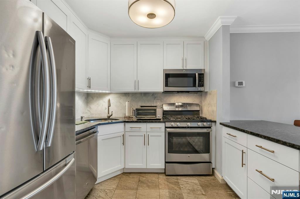 2000 Linwood Avenue 15P