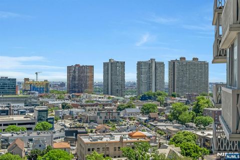 Photo of 2000 Linwood Avenue #15P, Fort Lee, NJ 07024 (MLS # 26018504)