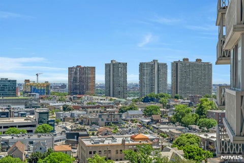 Photo of 2000 Linwood Avenue #15P, Fort Lee, NJ 07024 (MLS # 26018504)
