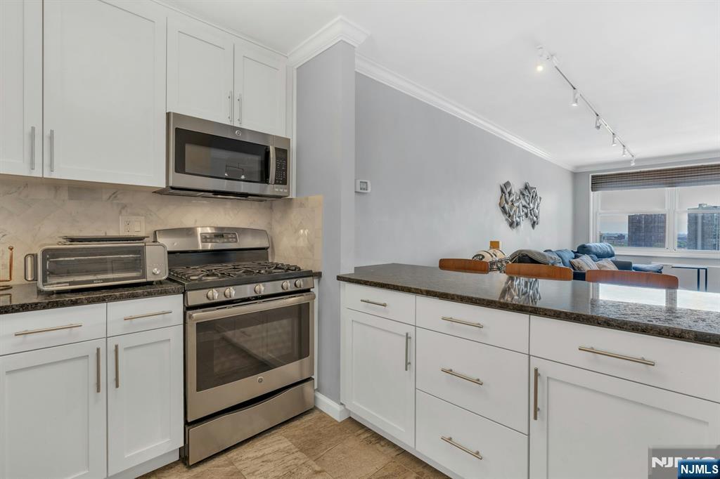 2000 Linwood Avenue 15P
