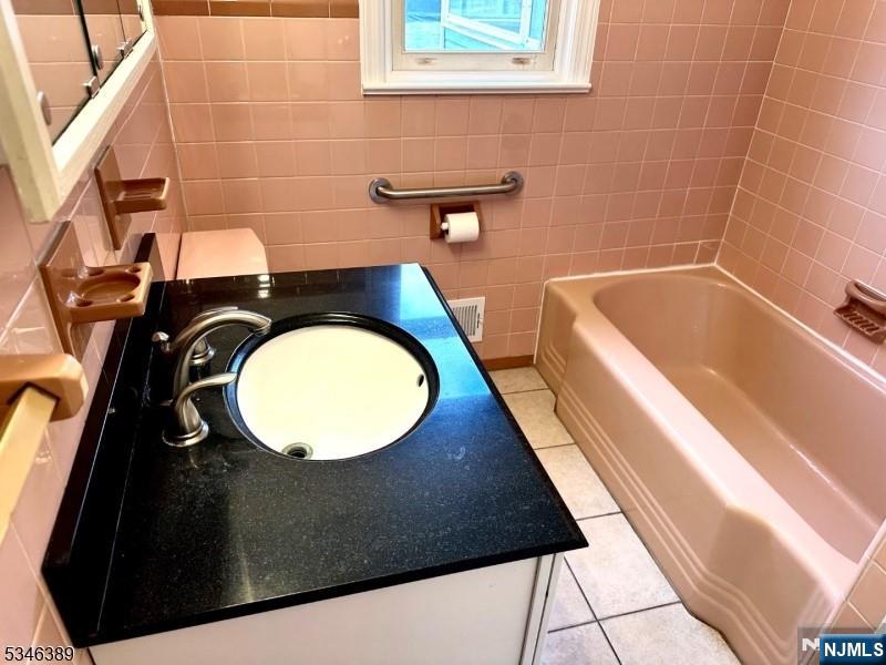 Pompton Lakes, New Jersey 07442, United States, 3 Bedrooms Bedrooms, ,2 BathroomsBathrooms,Residential,Pending,101709