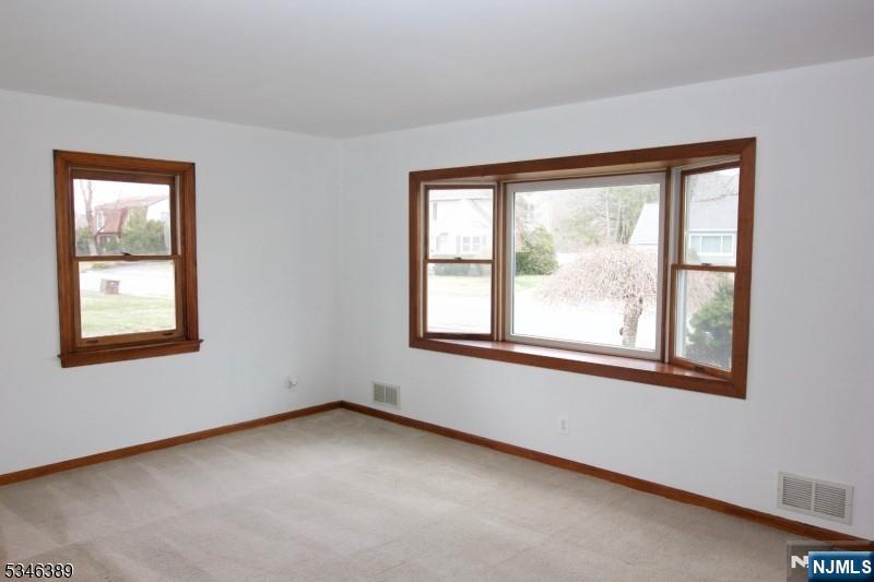 Pompton Lakes, New Jersey 07442, United States, 3 Bedrooms Bedrooms, ,2 BathroomsBathrooms,Residential,Pending,101709