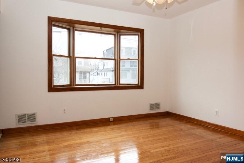 Pompton Lakes, New Jersey 07442, United States, 3 Bedrooms Bedrooms, ,2 BathroomsBathrooms,Residential,Pending,101709