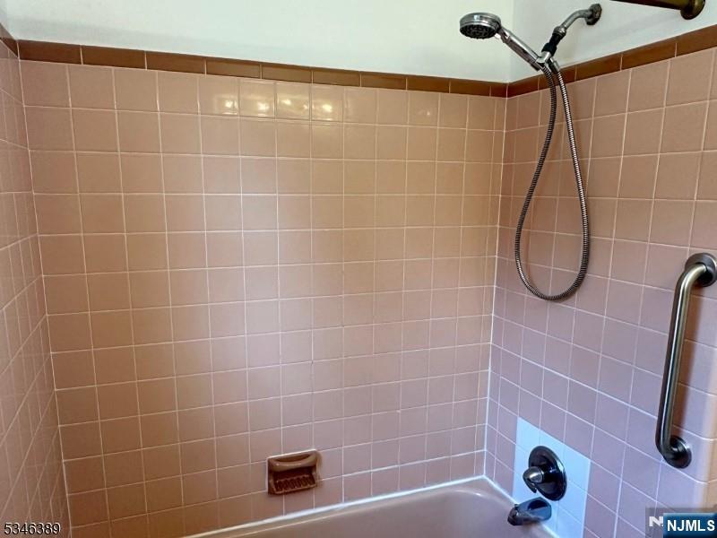 Pompton Lakes, New Jersey 07442, United States, 3 Bedrooms Bedrooms, ,2 BathroomsBathrooms,Residential,Pending,101709