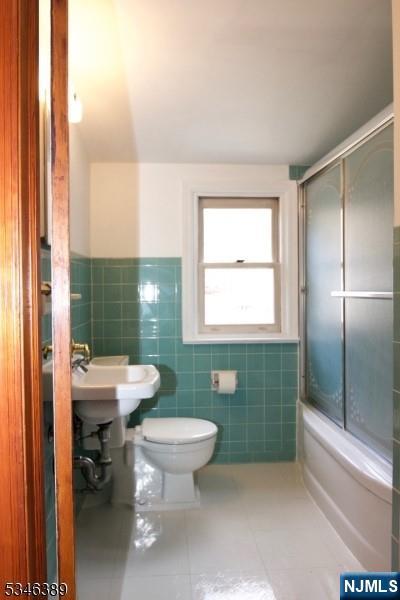 Pompton Lakes, New Jersey 07442, United States, 3 Bedrooms Bedrooms, ,2 BathroomsBathrooms,Residential,Pending,101709