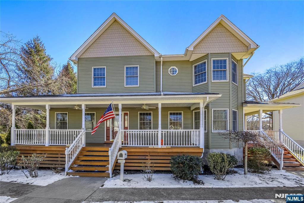 78 W Prospect St B, Waldwick, New Jersey - 2 Bedrooms  
1 Bathrooms  
4 Rooms - 