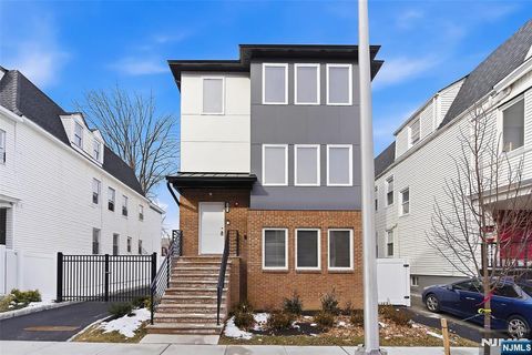 263 19th Street East Orange NJ 07017