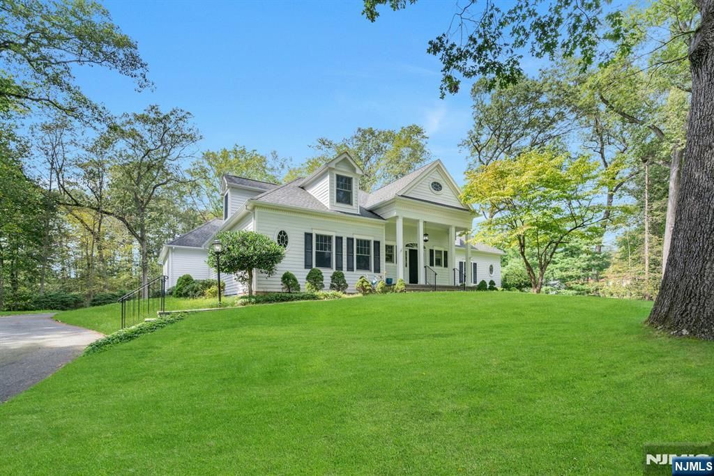 Photo of 83 Chestnut Ridge Road, Saddle River, NJ 07458 (MLS # 25031174)
