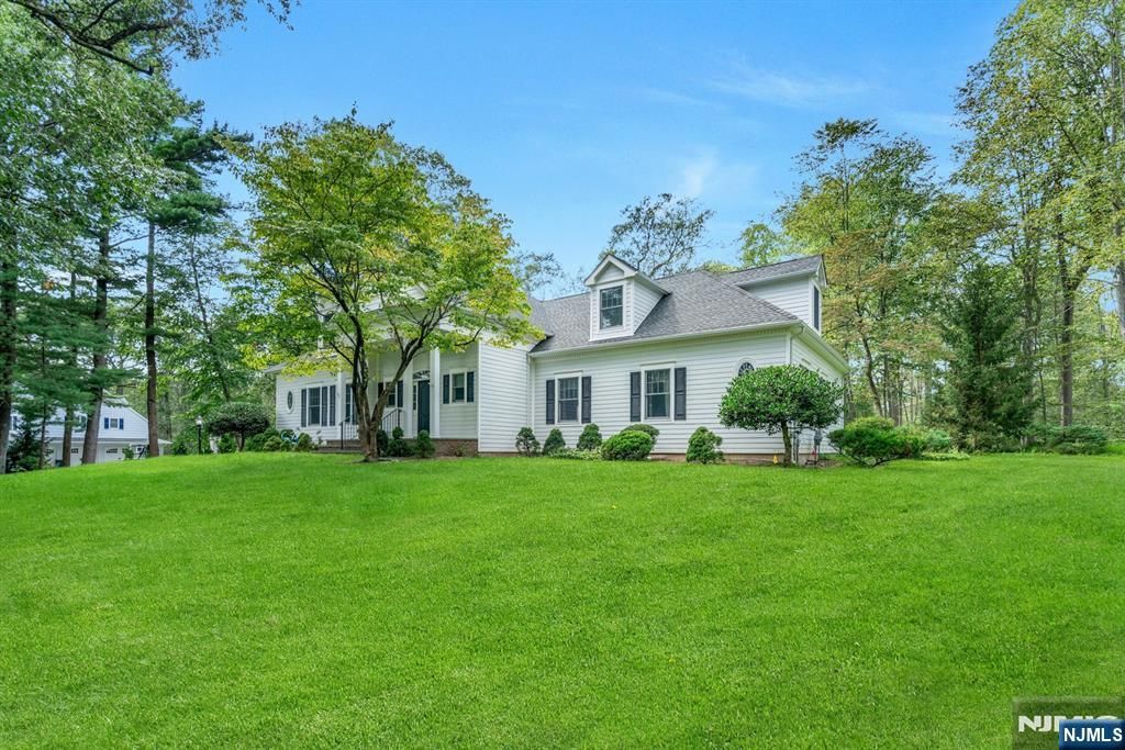 Photo of 83 Chestnut Ridge Road, Saddle River, NJ 07458 (MLS # 25031174)