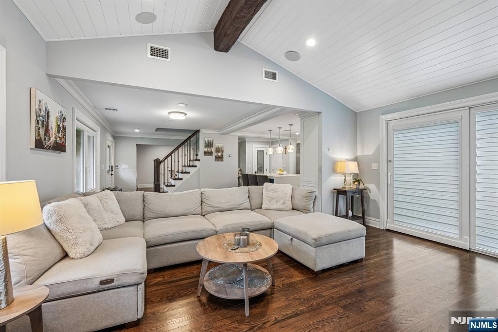 689 Colonial Road