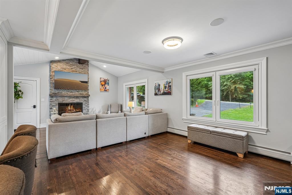 689 Colonial Road