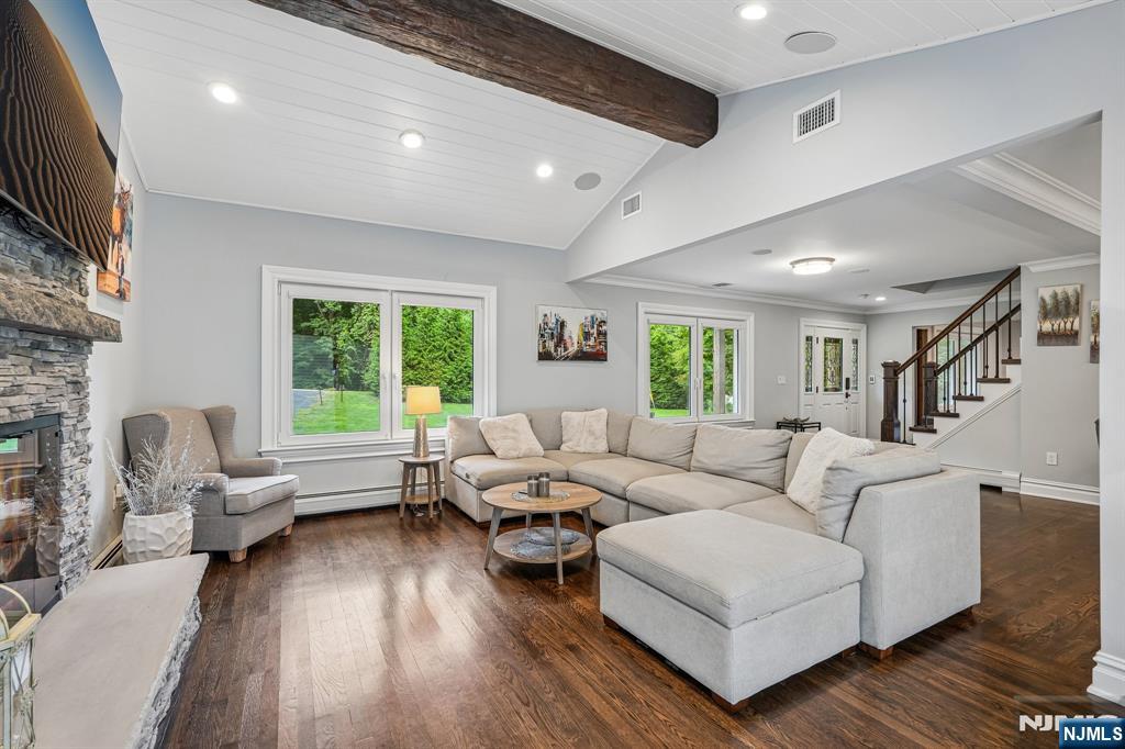689 Colonial Road