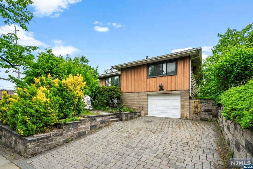 MOVE IN READY! WELL MAINTAINED TWO FAMILY TOP/BOTTOM WITH 3 BEDROOMS 2 BATH ON TOP AND 1 BEDROOM 1 BATH ON THE BOTTOM. BIG ROOMS AND PLENTY OF STORAGE SPACE. 1 CAR GARAGE AND PLENTY OF PARKING ON DRIVEWAY. NEW WATER HEATER AND BOILER. GREAT INVESTMENT OPPORTUNITY! NEED 24 HOUR NOTICE