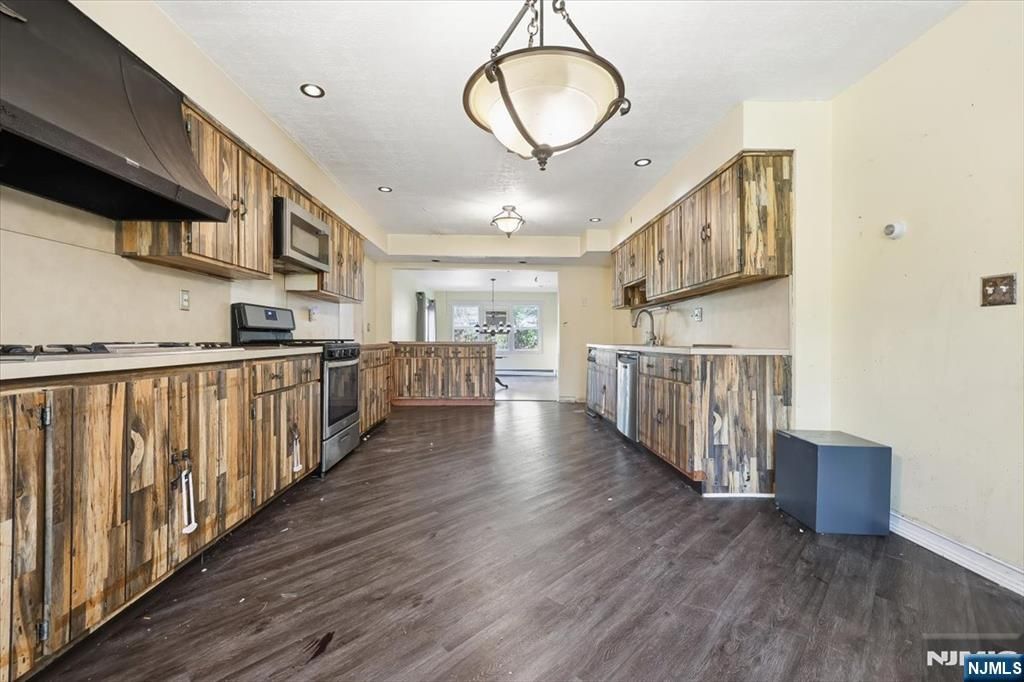 Photo of 51 Harmer Terrace, Wayne, NJ 07470 (MLS # 25037926)