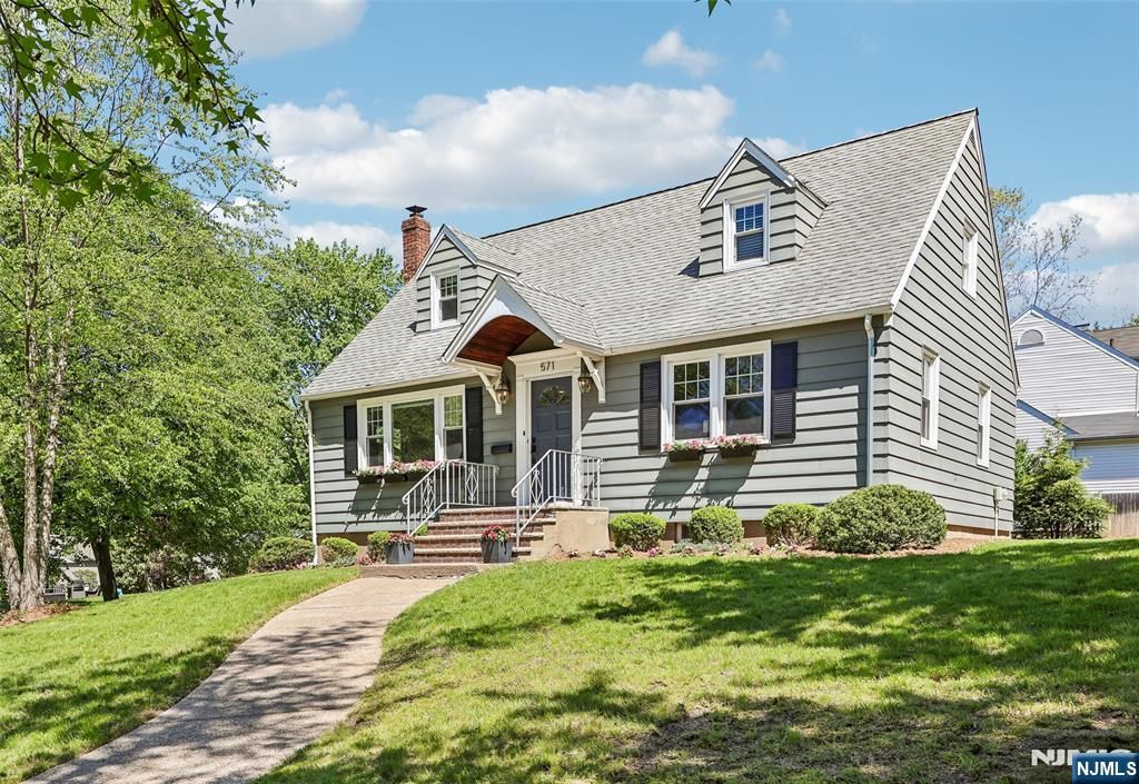 Photo of 571 Laurel Road, Ridgewood Village, NJ 07450 (MLS # 26017742)