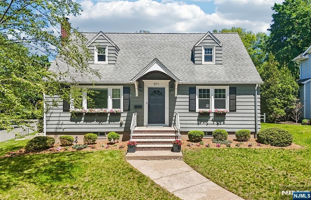 Photo of 571 Laurel Road, Ridgewood Village, NJ 07450 (MLS # 26017742)