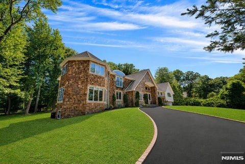 Photo of 252 Mabel PL, Franklin Lakes, NJ 07417 (MLS # 26022314)