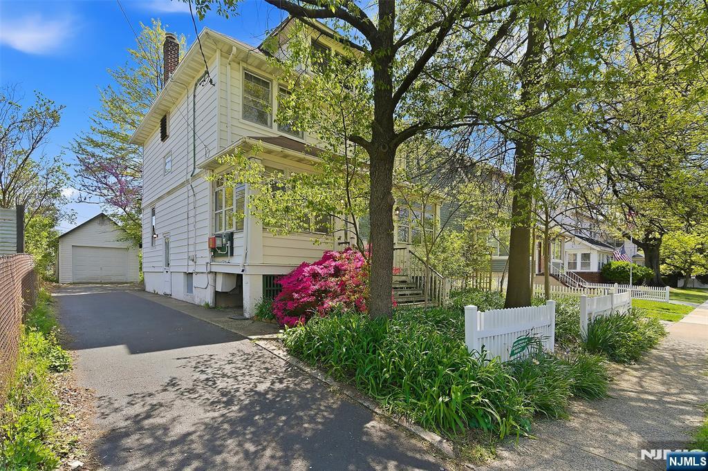 54 Rochelle Avenue