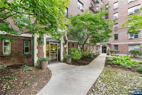 Photo of 100 E Palisade Avenue #B22, Englewood, NJ 07631 (MLS # 25027216)